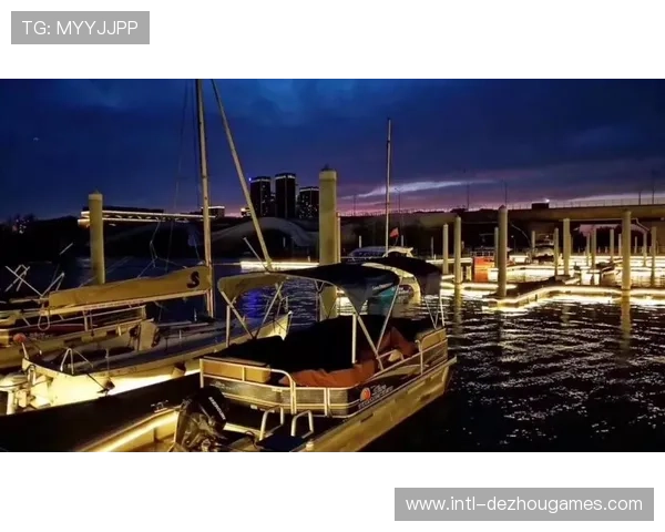 黄浦江畔赛艇盛宴落幕 都市夜景映衬颁奖仪式精彩纷呈